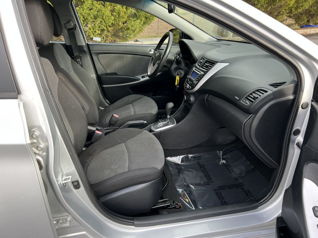 2013 Hyundai Accent Image 16