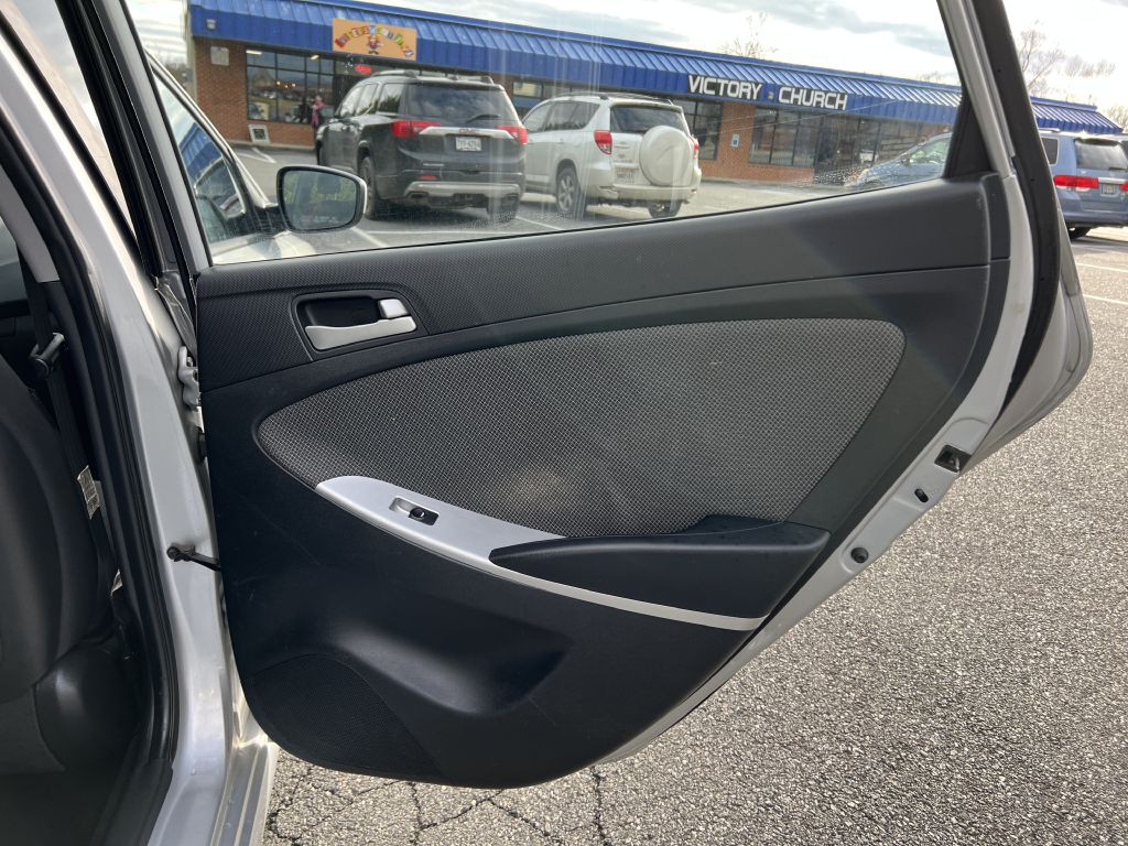 2013 Hyundai Accent Image 18