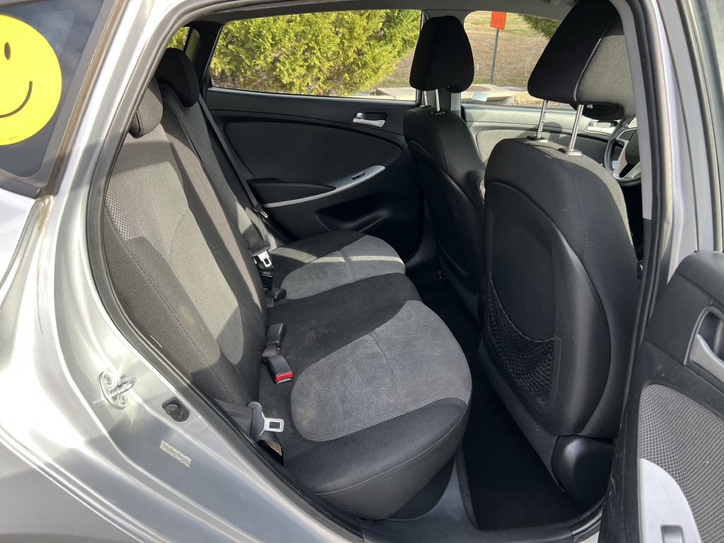 2013 Hyundai Accent Image 19