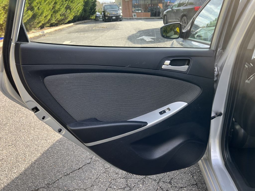 2013 Hyundai Accent Image 20