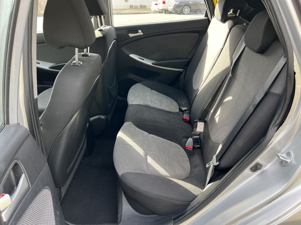 2013 Hyundai Accent Image 21