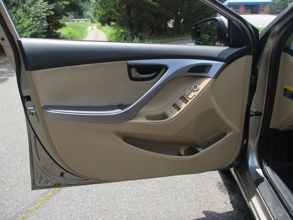 2013 Hyundai Elantra Image 16