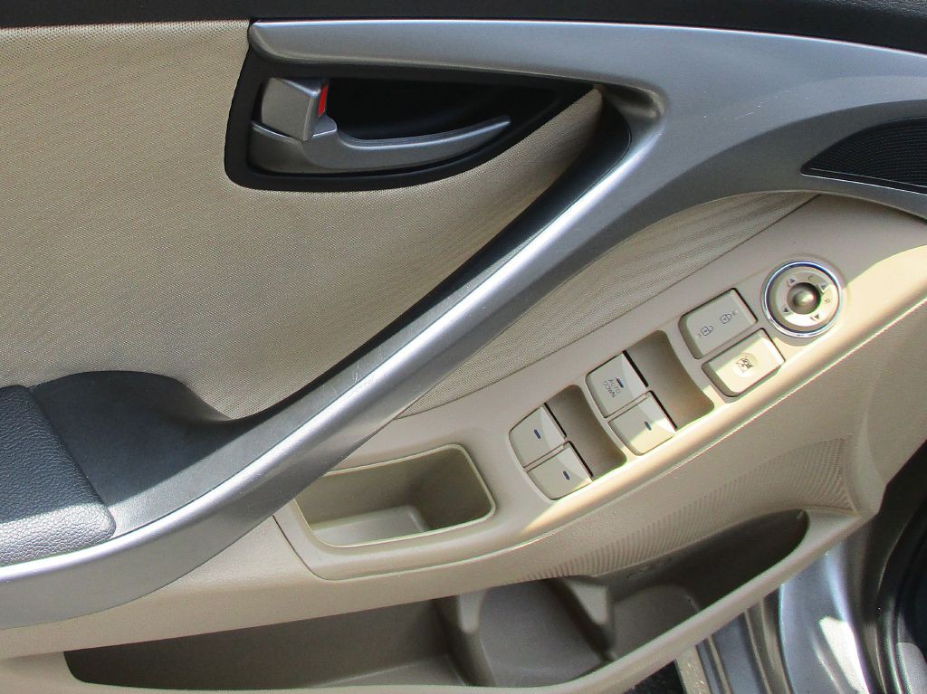 2013 Hyundai Elantra Image 17