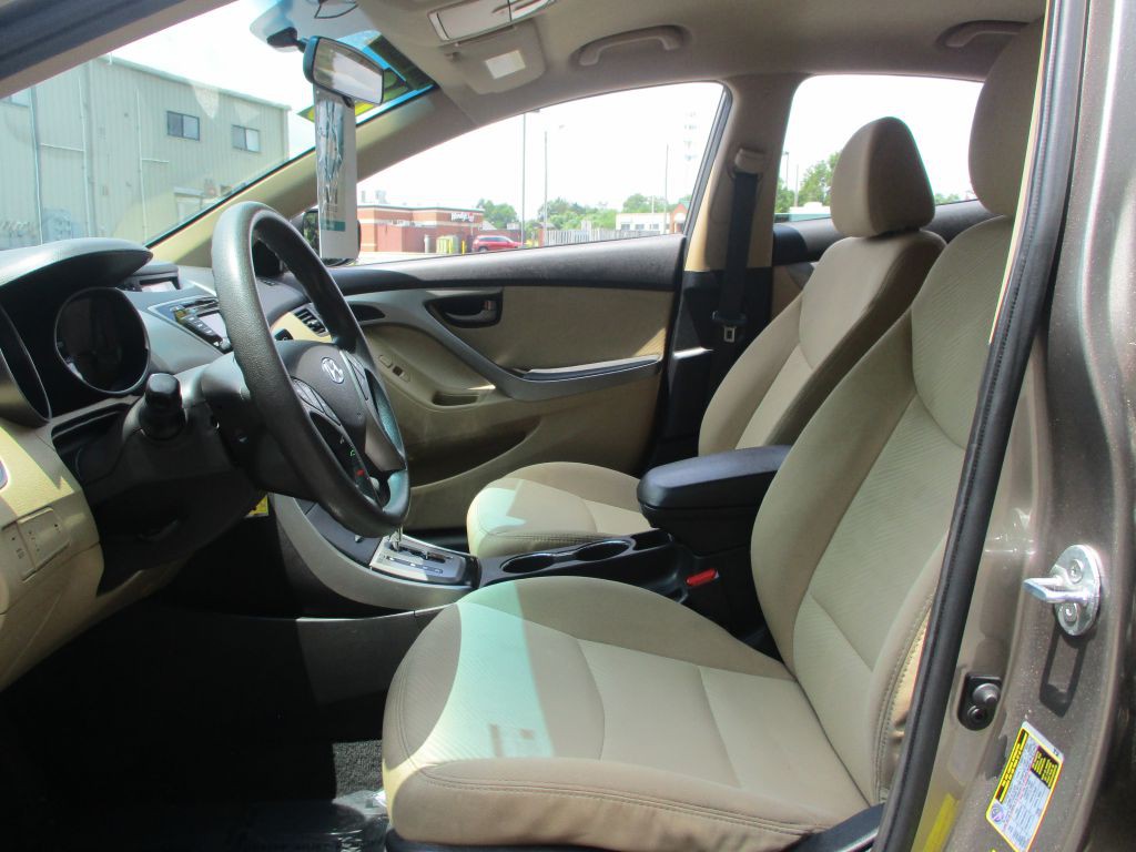 2013 Hyundai Elantra Image 19