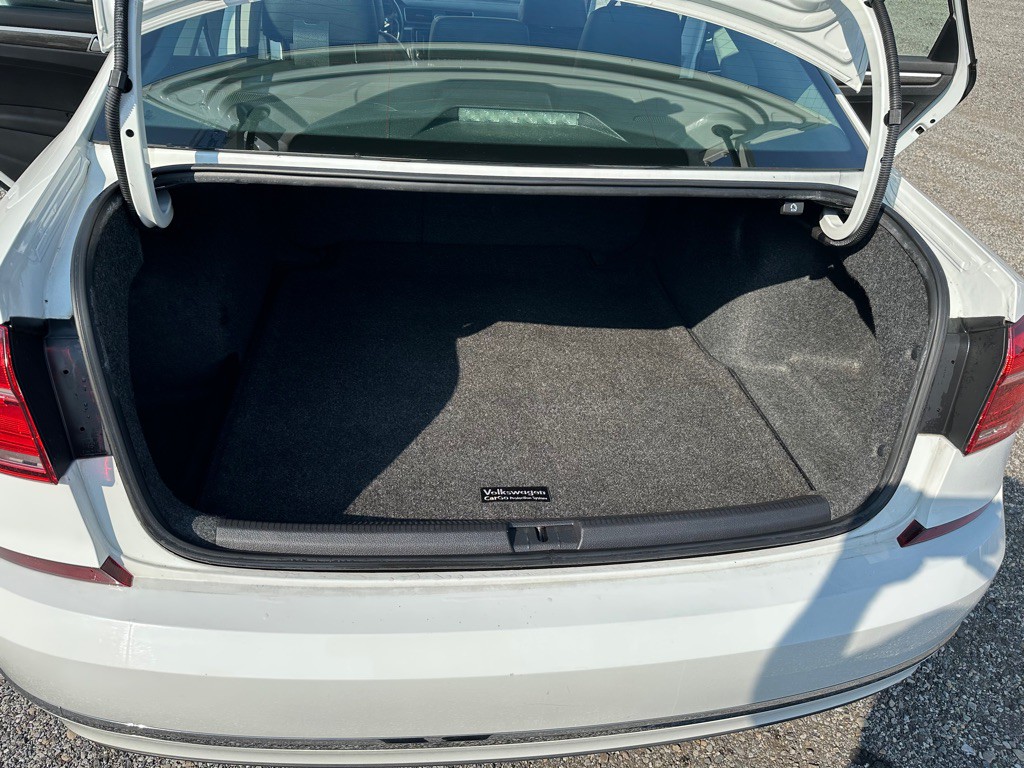 2016 Volkswagen Passat Image 11