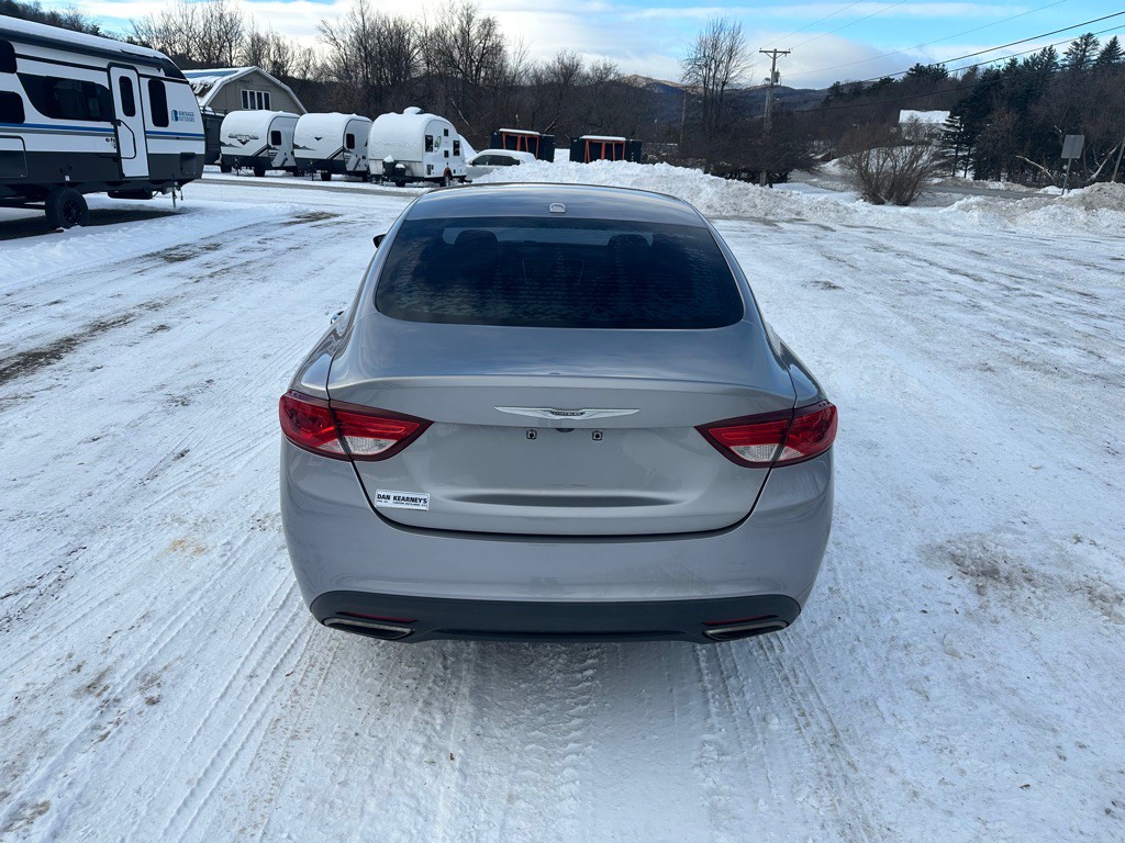 2016 Chrysler 200 Image 4