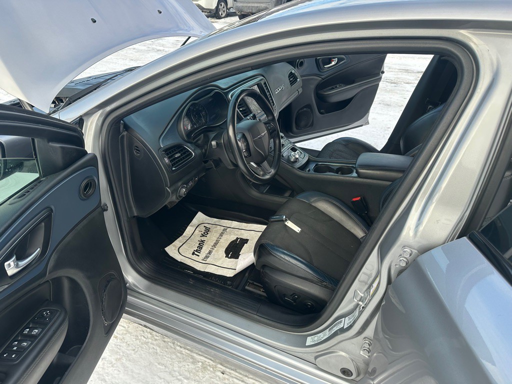 2016 Chrysler 200 Image 9