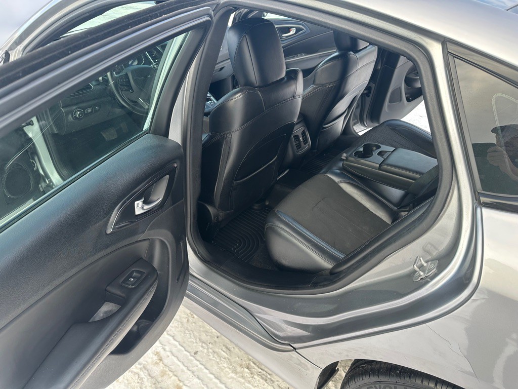 2016 Chrysler 200 Image 10
