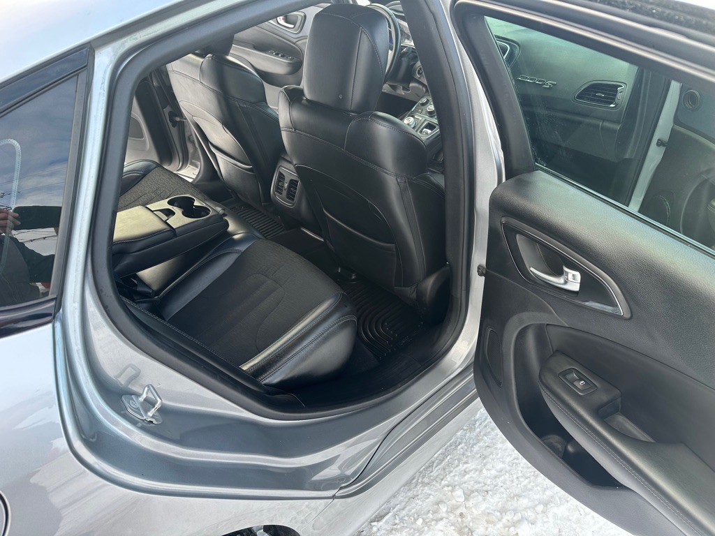 2016 Chrysler 200 Image 12