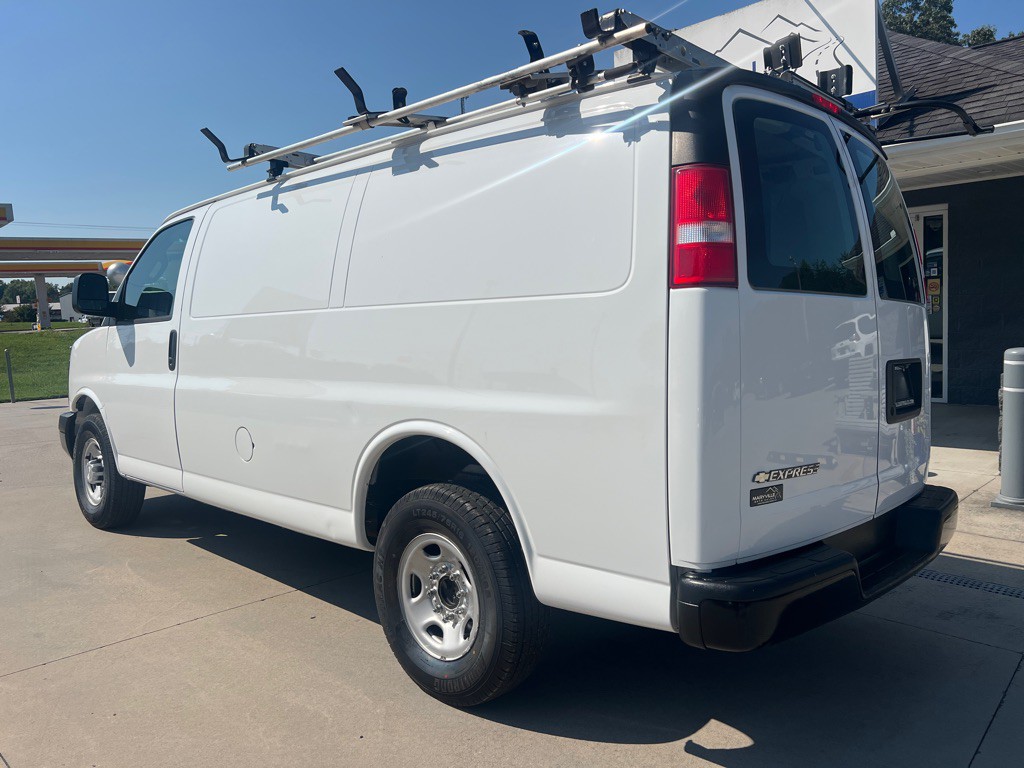 2017 Chevrolet Express Image 3