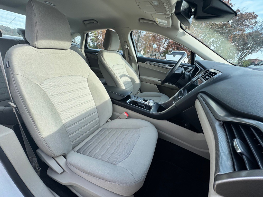 2020 Ford Fusion Image 16