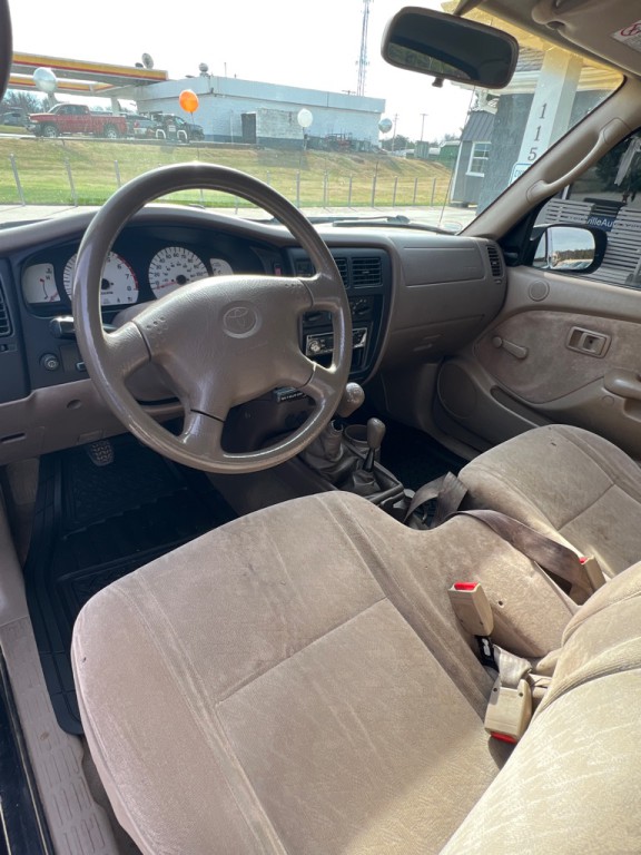 2004 Toyota Tacoma Image 10