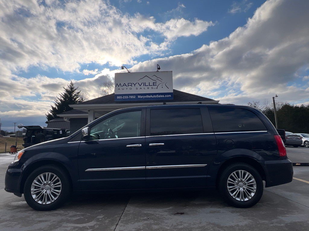 2015 Chrysler Town & Country Image 2