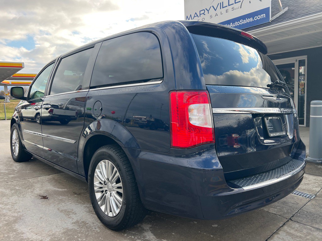 2015 Chrysler Town & Country Image 3