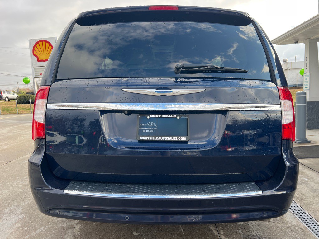 2015 Chrysler Town & Country Image 4