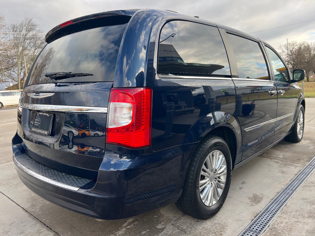 2015 Chrysler Town & Country Image 5