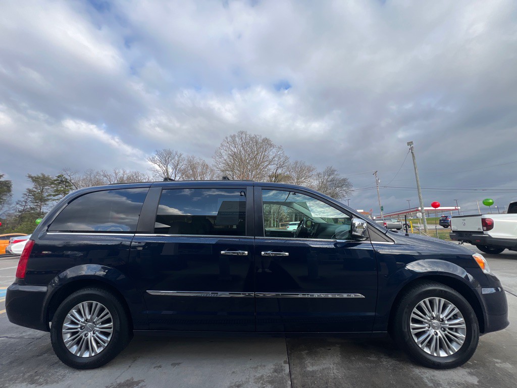 2015 Chrysler Town & Country Image 6