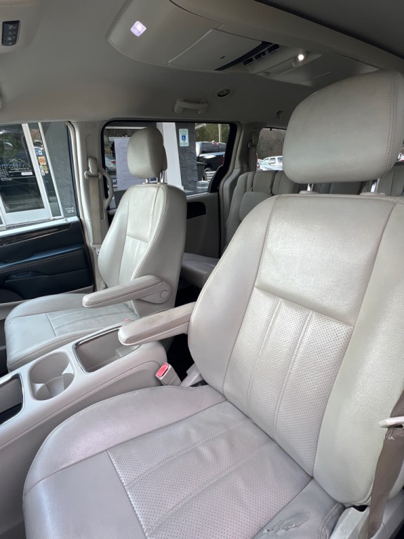 2015 Chrysler Town & Country Image 9