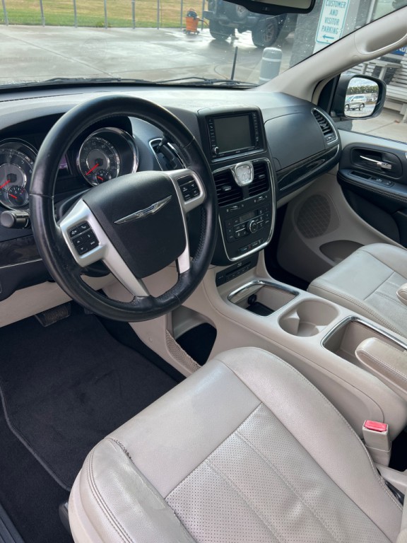 2015 Chrysler Town & Country Image 10