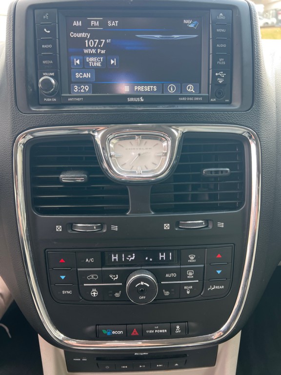 2015 Chrysler Town & Country Image 11
