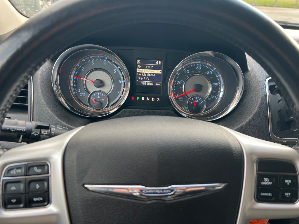 2015 Chrysler Town & Country Image 12