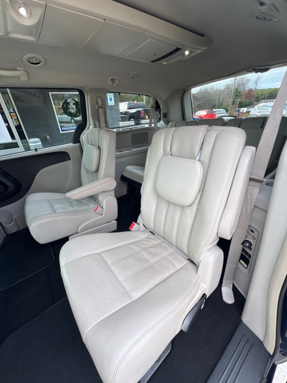 2015 Chrysler Town & Country Image 13