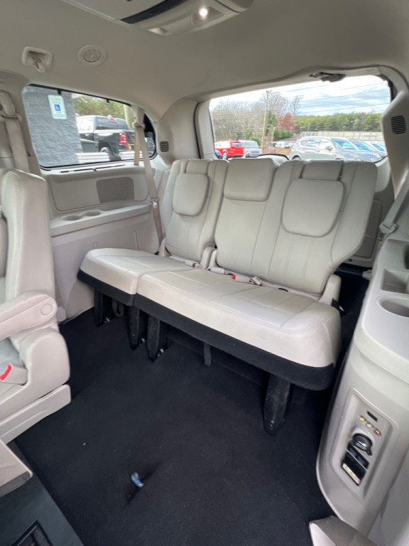 2015 Chrysler Town & Country Image 14