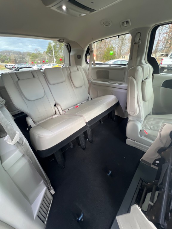 2015 Chrysler Town & Country Image 16