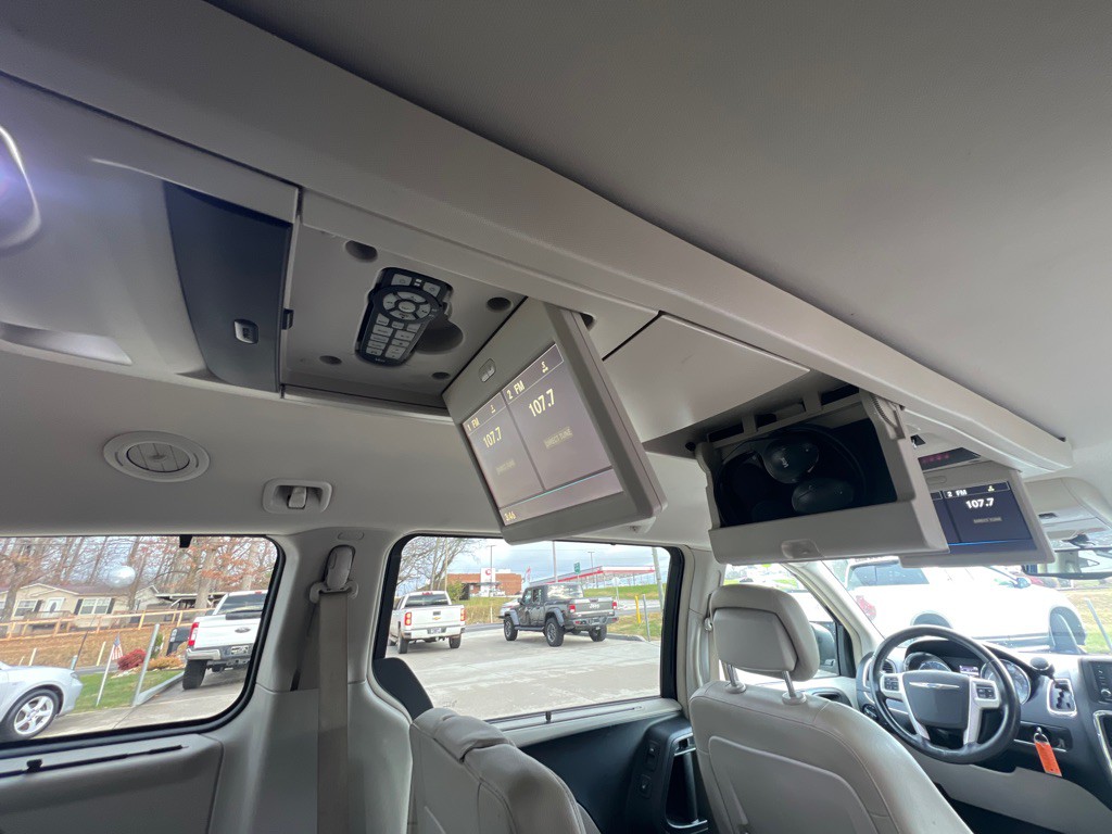 2015 Chrysler Town & Country Image 17