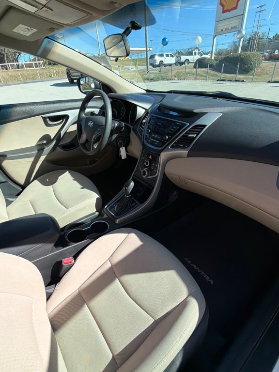 2015 Hyundai Elantra Image 17