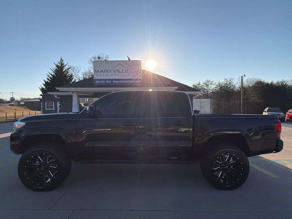 2018 Toyota Tacoma Image 2