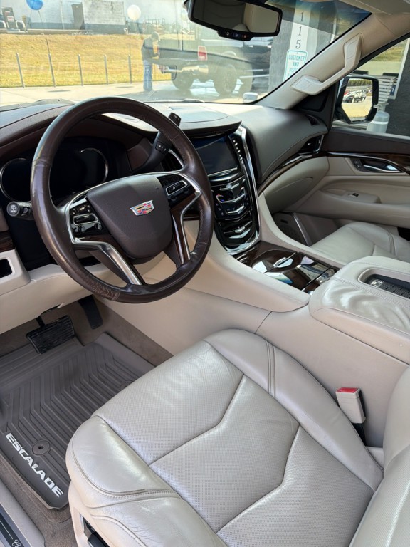 2016 Cadillac Escalade Image 10