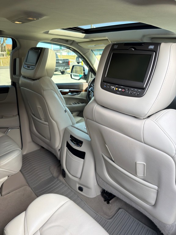 2016 Cadillac Escalade Image 17