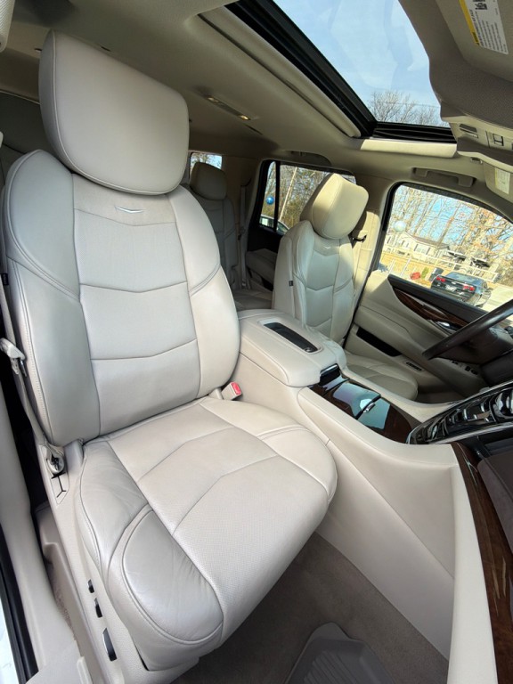 2016 Cadillac Escalade Image 18