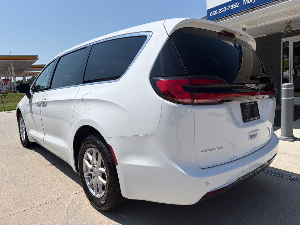 2025 Chrysler Pacifica Image 3