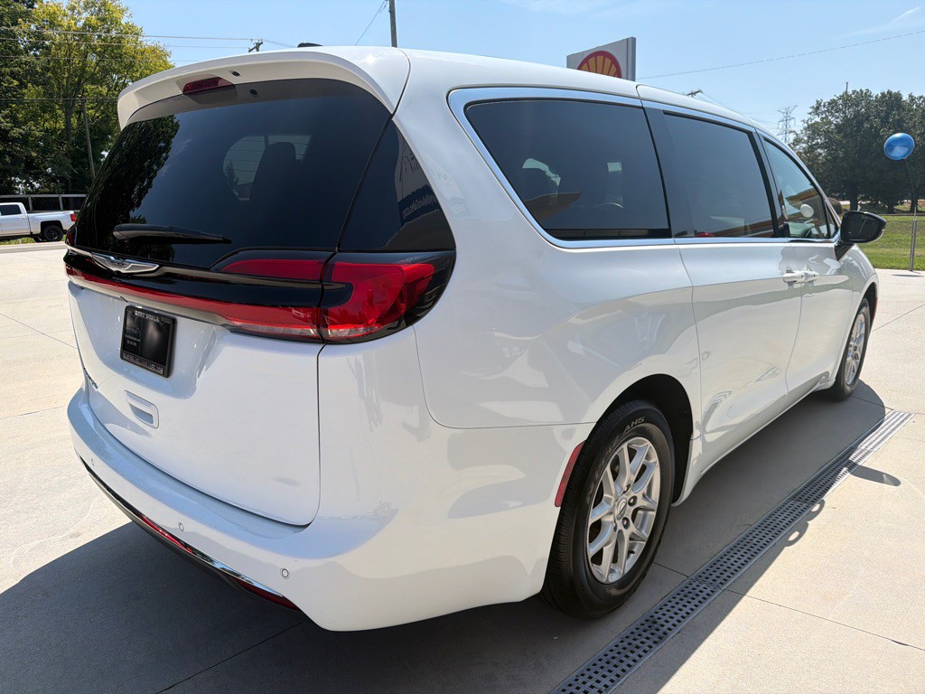 2025 Chrysler Pacifica Image 5