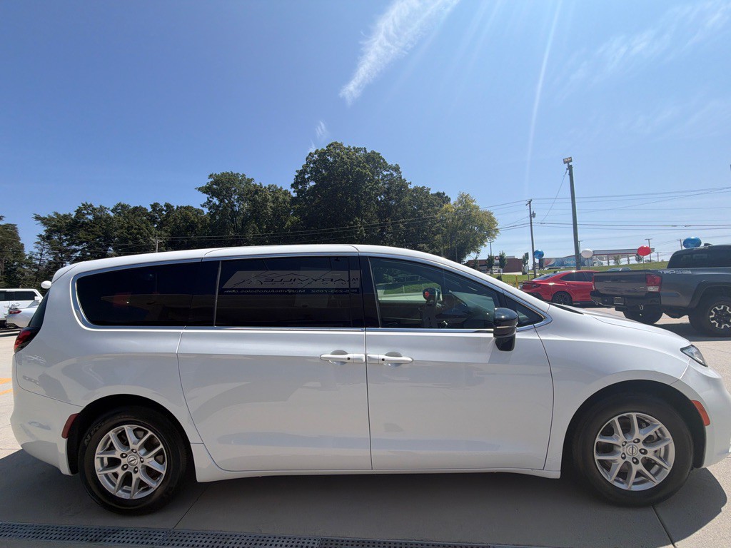 2025 Chrysler Pacifica Image 6