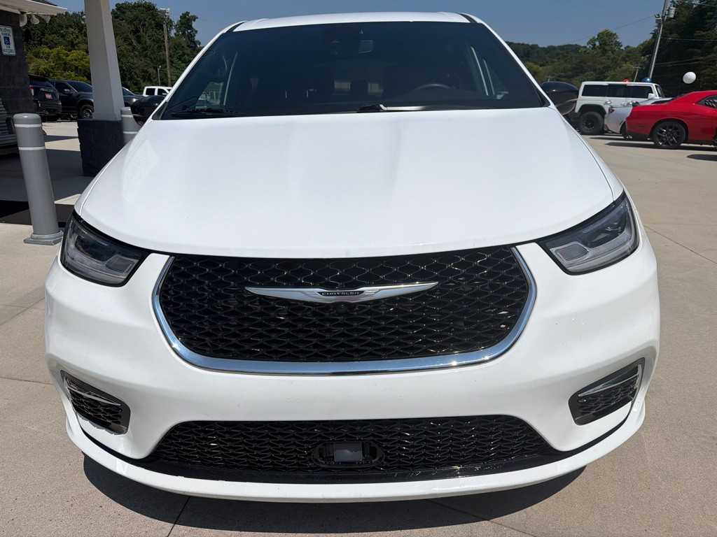 2025 Chrysler Pacifica Image 8