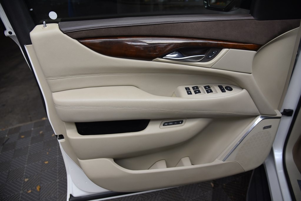 2016 Cadillac Escalade Image 29