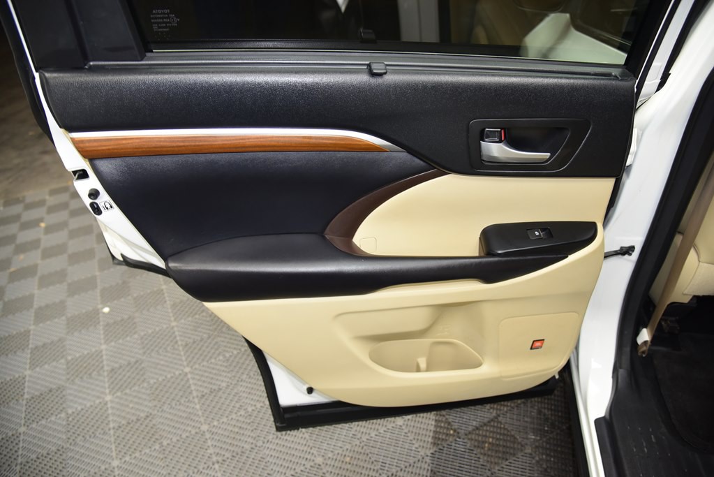2017 Toyota Highlander Image 25