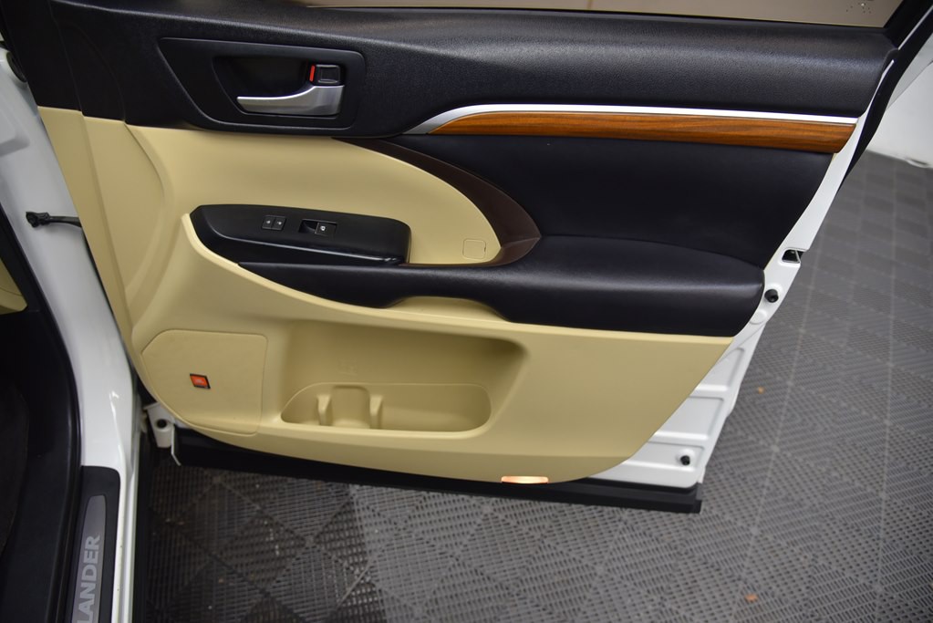 2017 Toyota Highlander Image 32