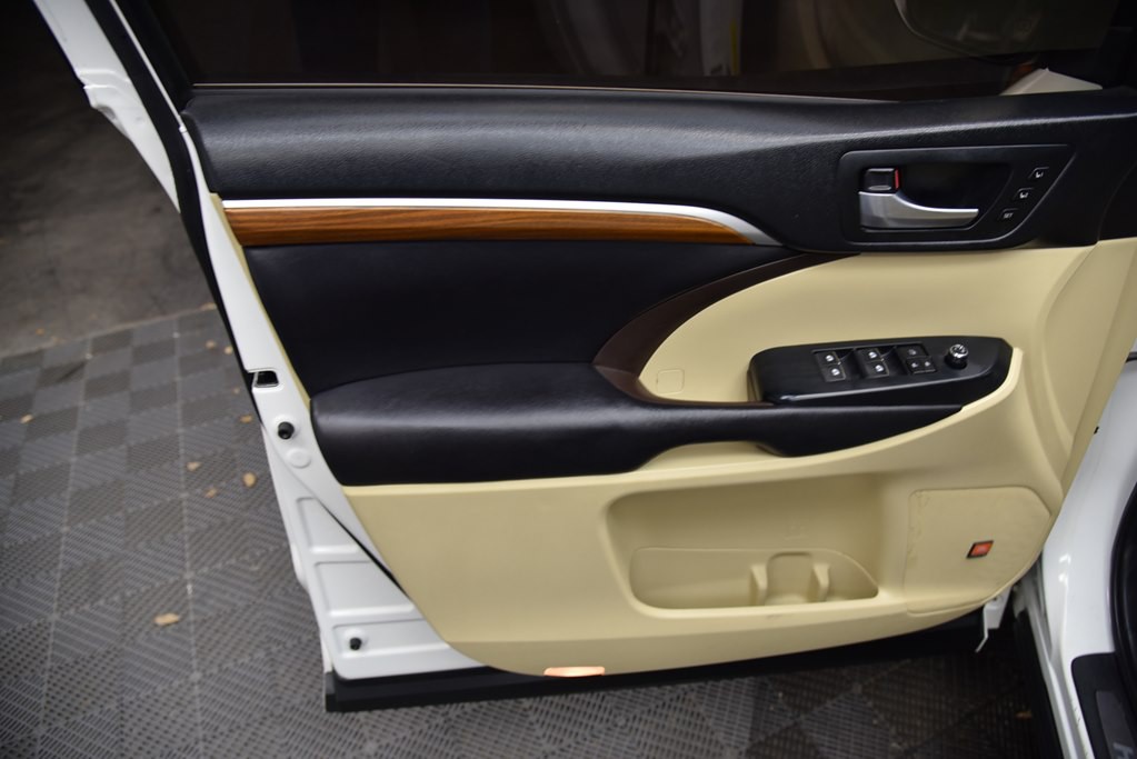 2017 Toyota Highlander Image 35