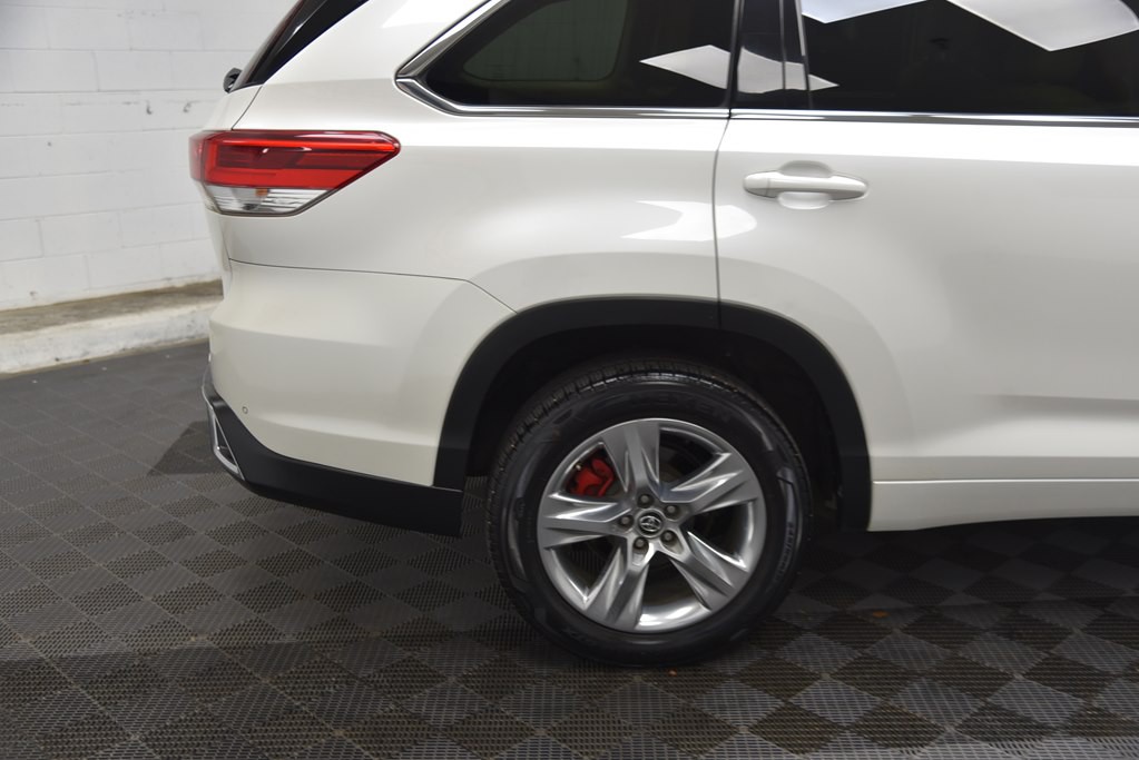 2017 Toyota Highlander Image 38