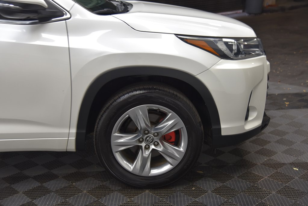 2017 Toyota Highlander Image 39