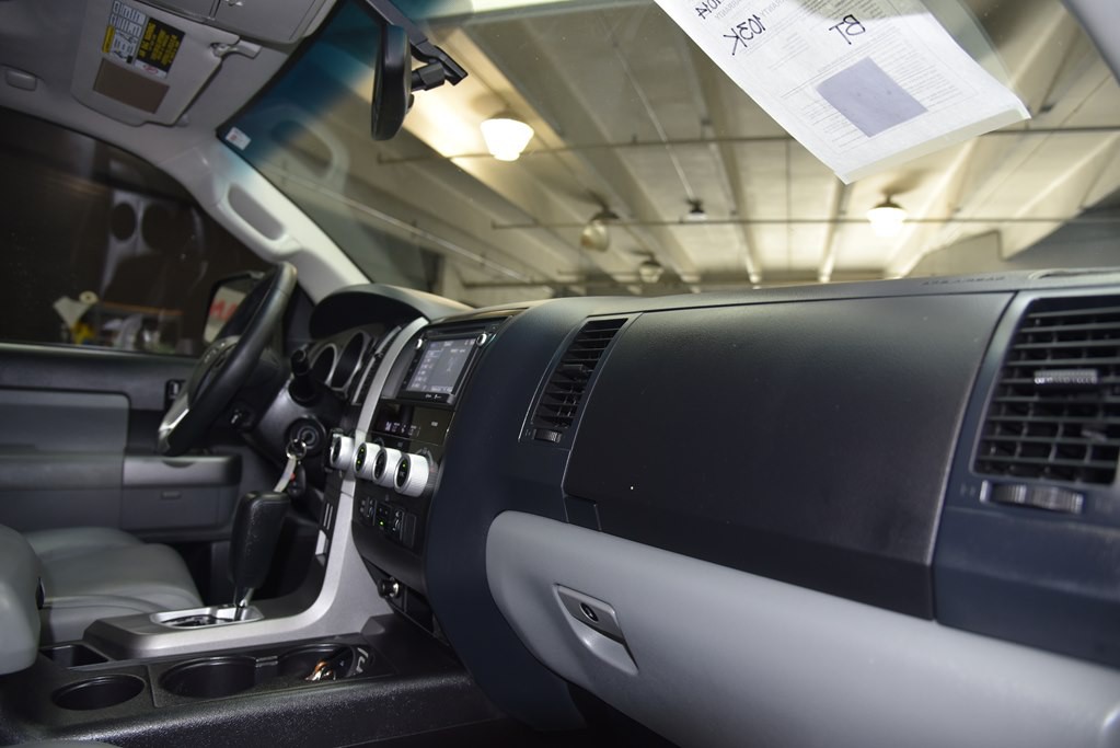 2014 Toyota Sequoia Image 21
