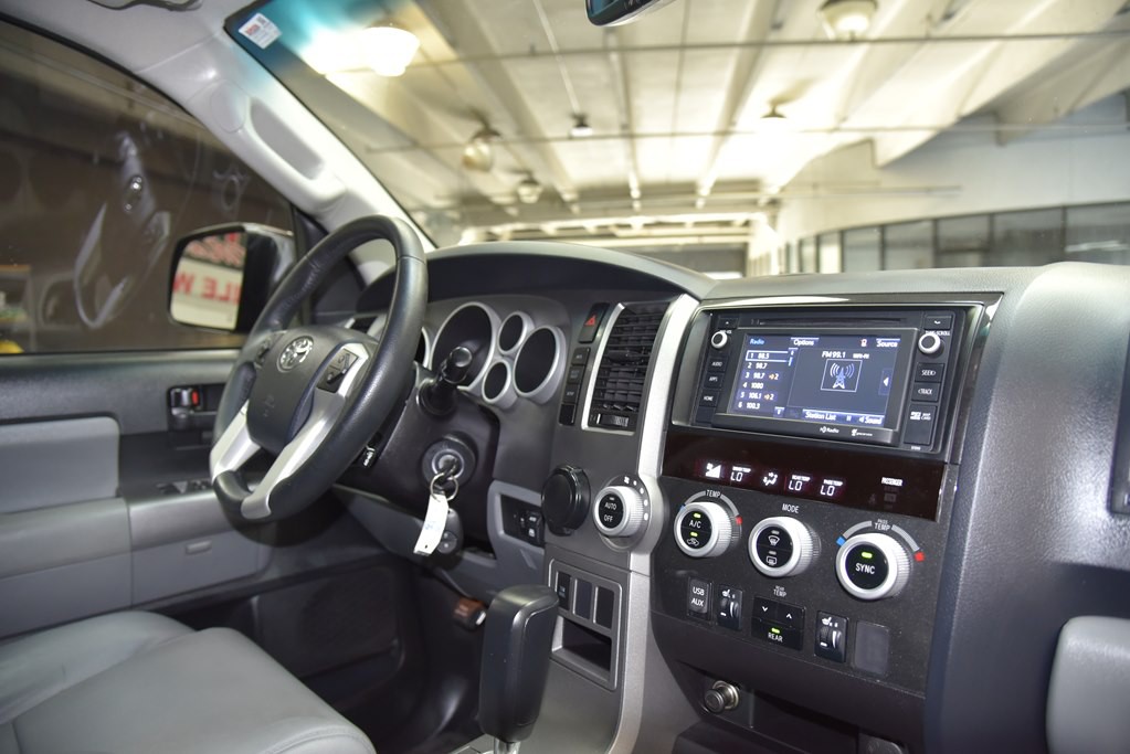 2014 Toyota Sequoia Image 22