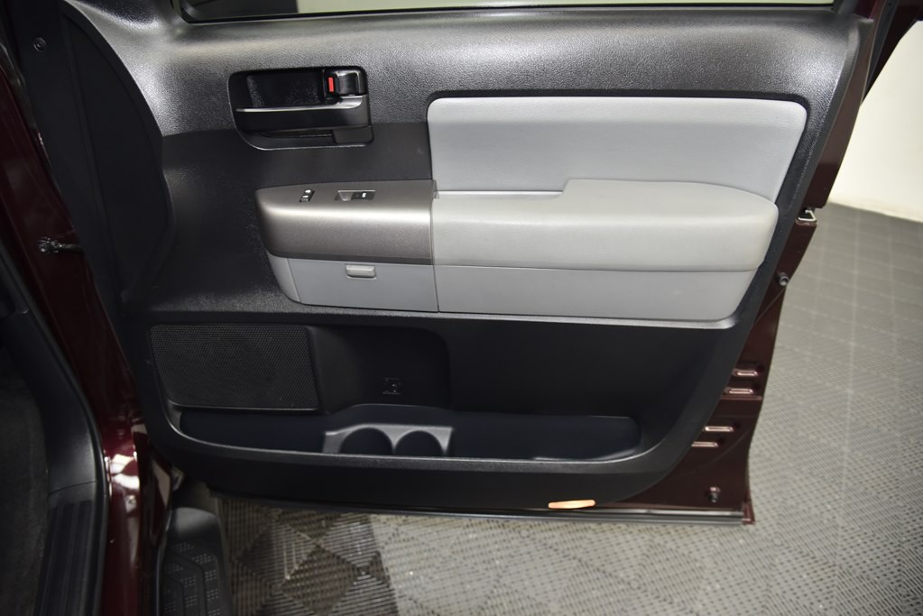 2014 Toyota Sequoia Image 24