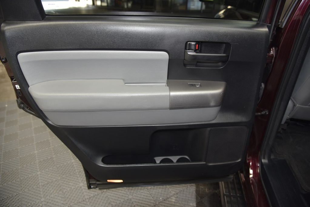 2014 Toyota Sequoia Image 28