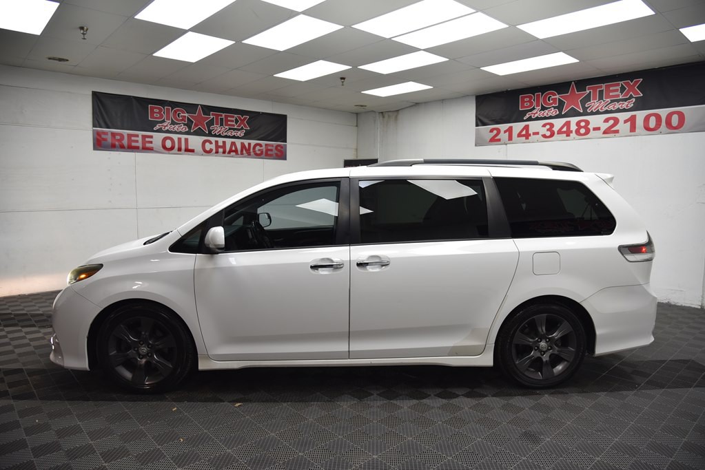 2015 Toyota Sienna Image 2