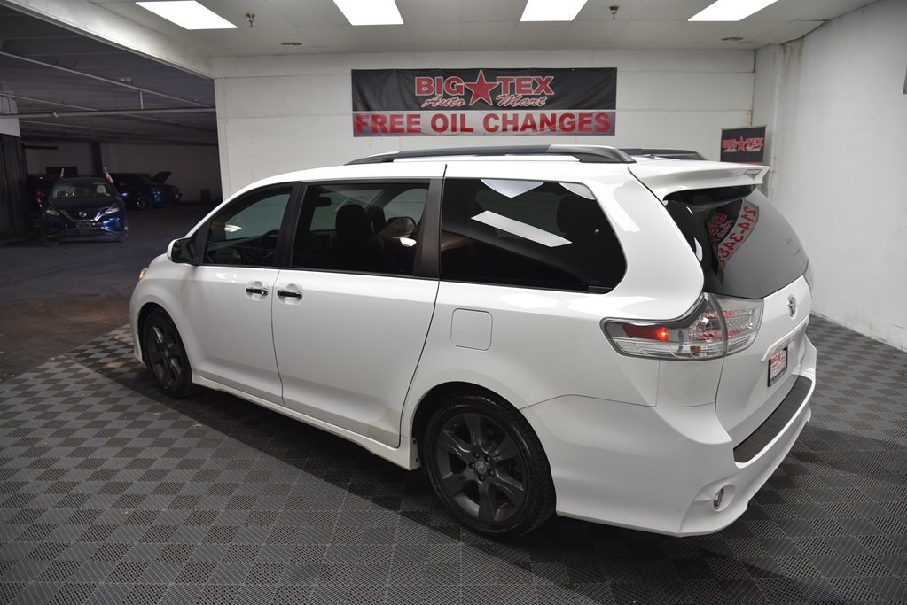 2015 Toyota Sienna Image 4